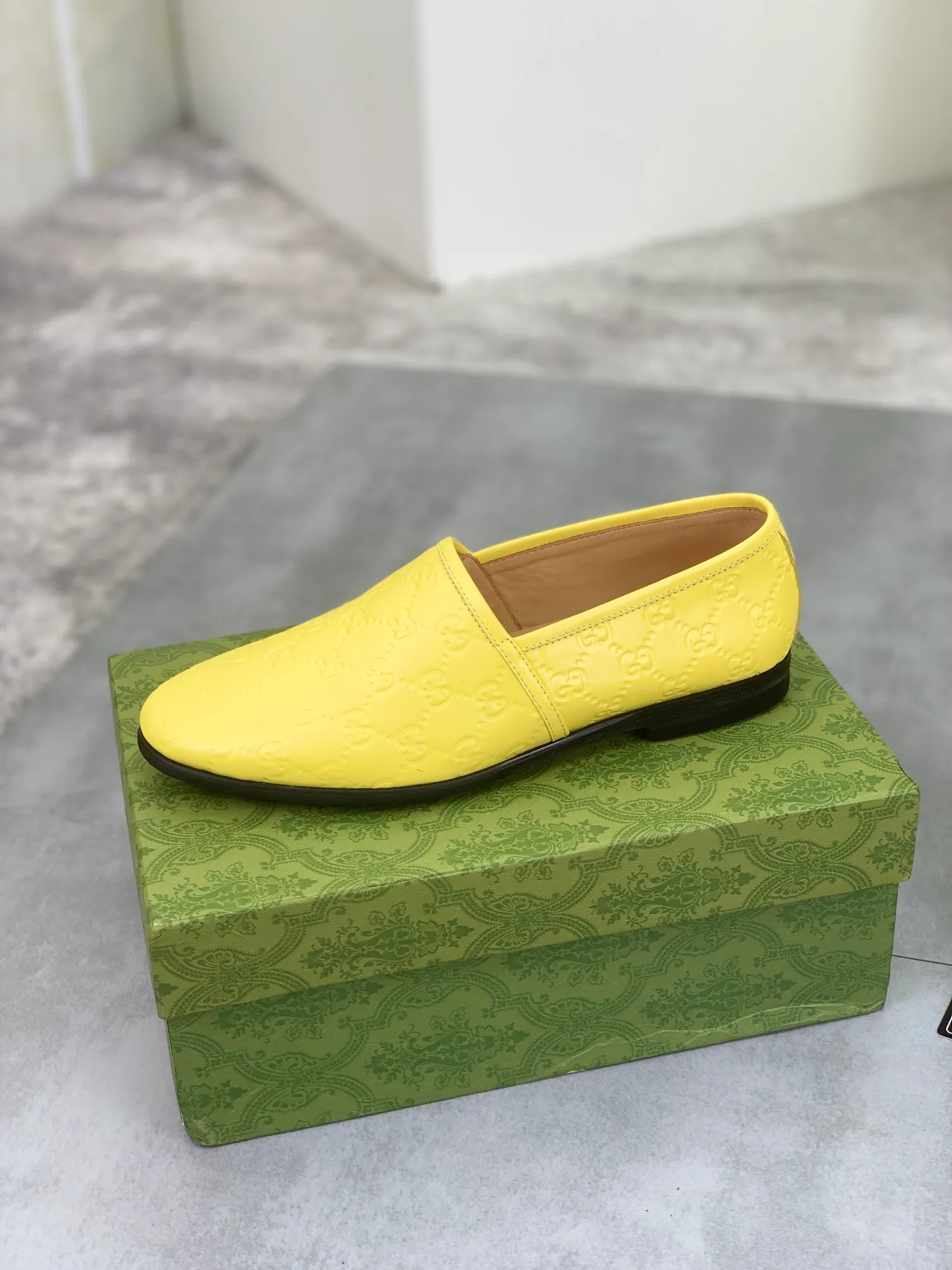 Men's Men's Shoes 💰P500💰【New Style】Water-dyed Niuli Gucci's most popular selection of lazy slip-on leather shoes (Gucci) official website latest Gucci lazy leather shoes, hot style 💥 simple and elegant style, exclusive for trendy men. Unique official website latest brand original double G embossing Elements 👑 Original Gucci decoration, fashionable and elegant, fabric original calfskin ✅ fully imported first-layer cowhide lining, official website designated wear-resistant, rubber business outsole, classic model taken at the counter in real life 🎬38-44 Various colors available